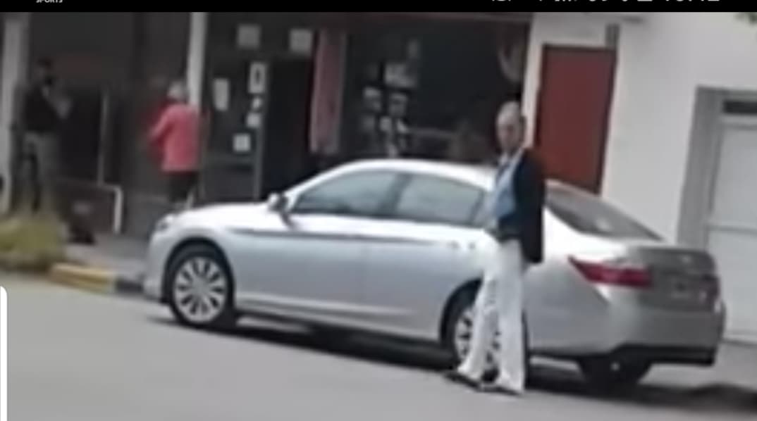 Bollero estacionó en el garaje para que se bajará rapidamente su esposa que tiene un problema físico