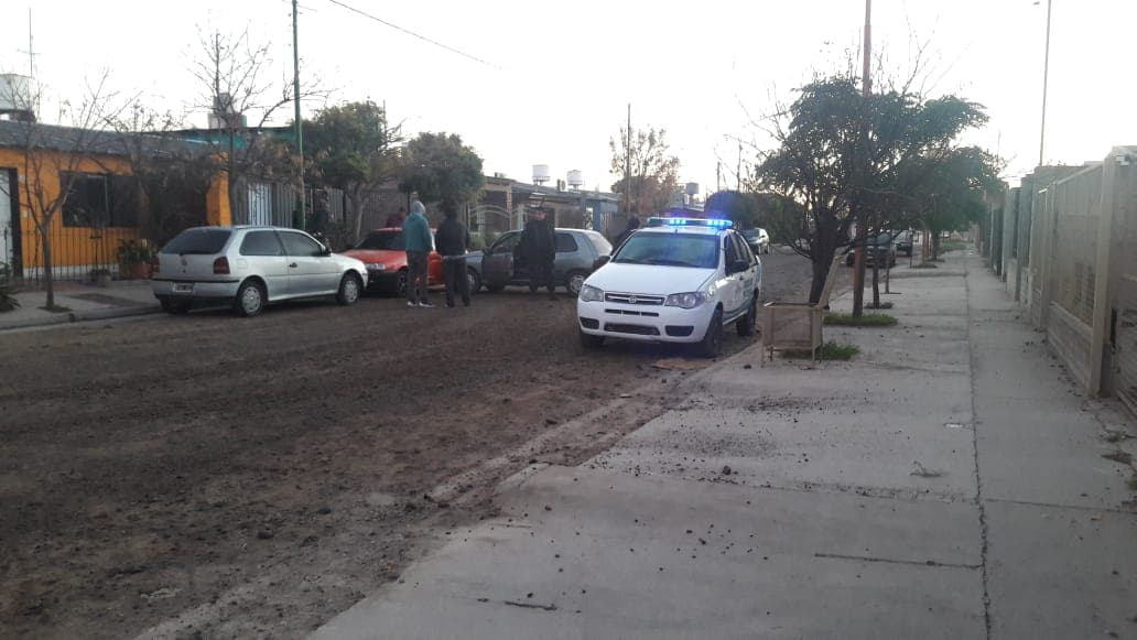 Conducía borracho y chocó contra un auto estacionado