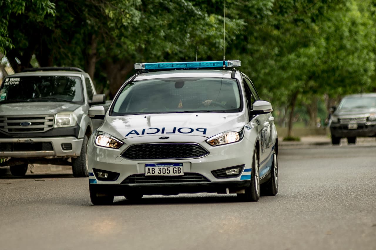 Policías salvan a un pequeño de un mes en Viedma
