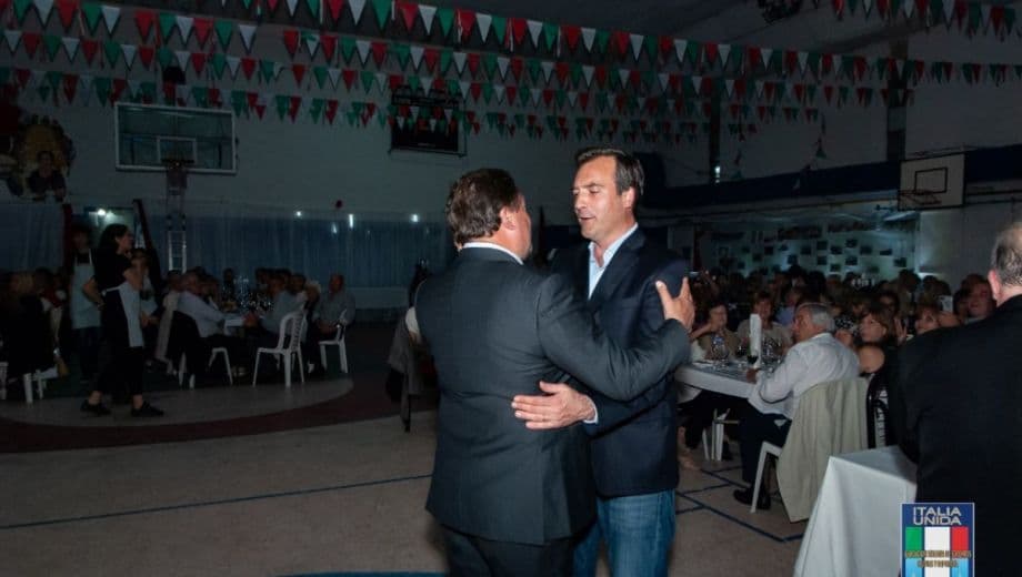 El abrazo de Soria y Weretilneck ante la mirada de todos en una Cena en Roca