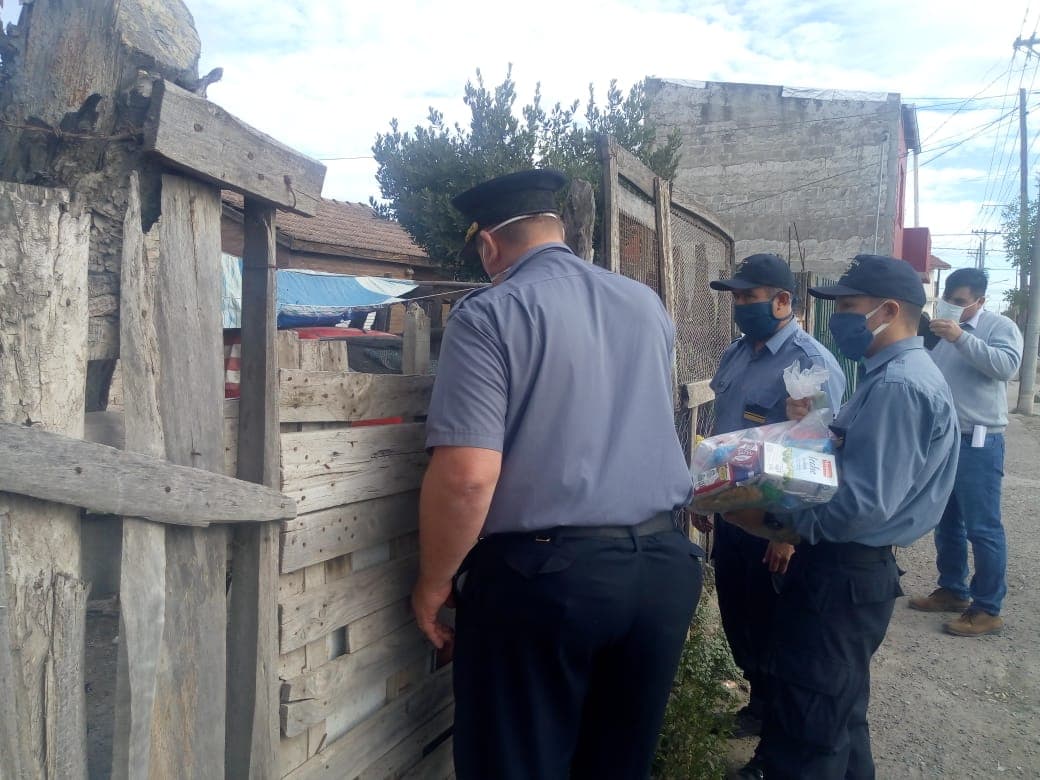 La policía entregó alimentos a familias de bajos recursos de Viedma