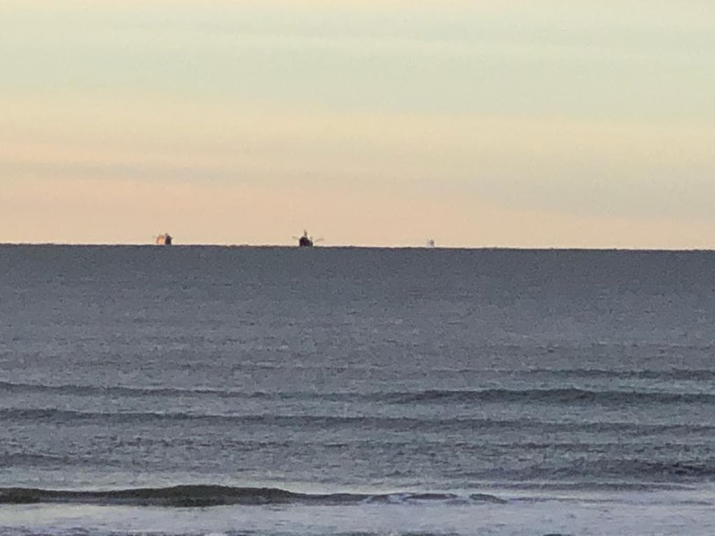 Barcos pesqueros se resguardan de un fuerte temporal frente a la costa del Balneario El Cóndor
