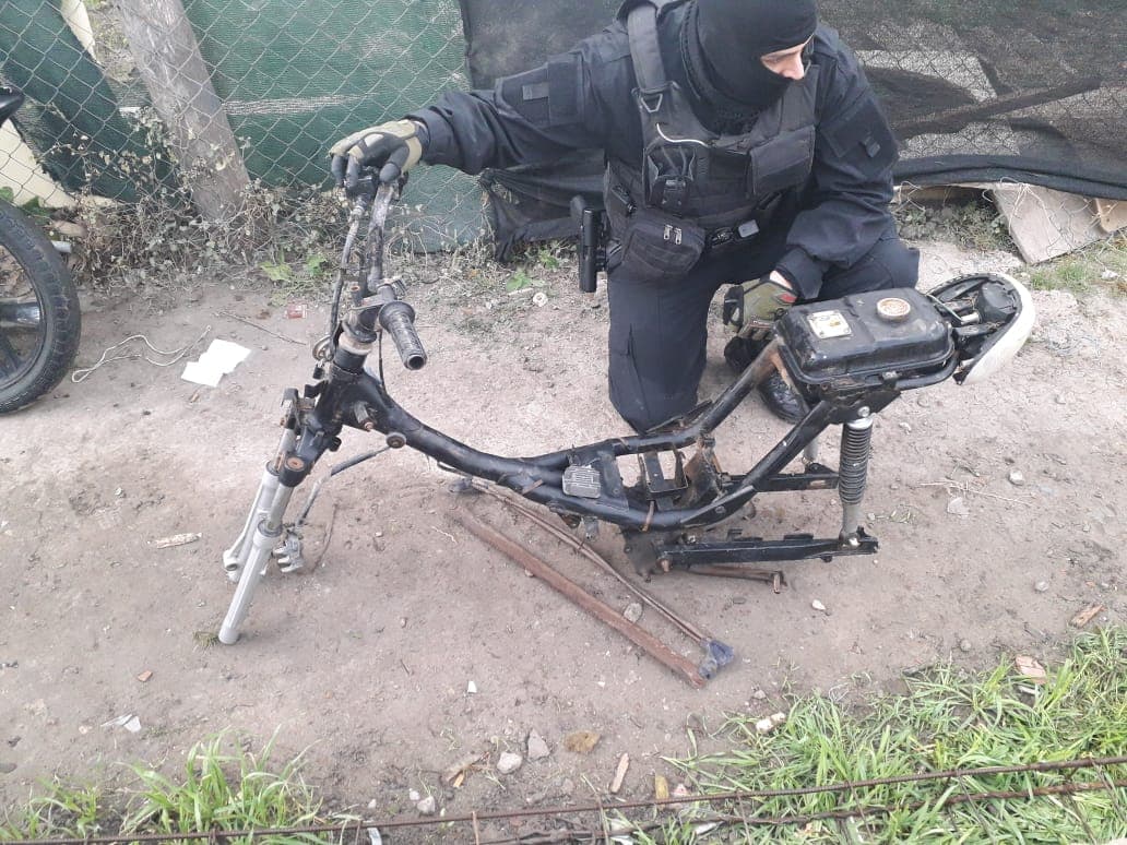 Dan con un desarmadero de motos y secuestran varias armas en un allanamiento policial