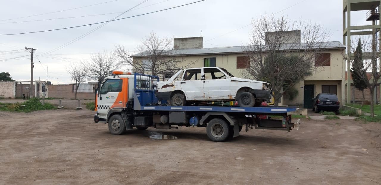 Retiran en Viedma vehículos abandonados en la vía pública