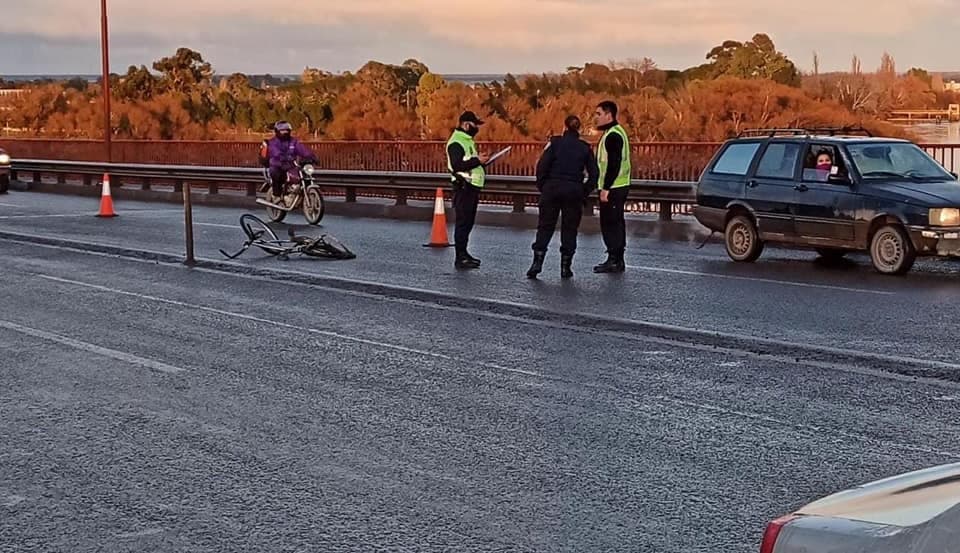 Murió una persona luego de ser atropellada en su bicicleta arriba del puente nuevo
