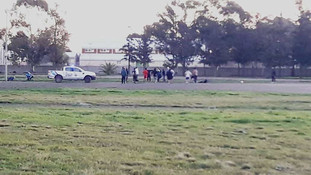 Jugaban a la pelota, apareció la policía con los inspectores municipales y se terminó el partido