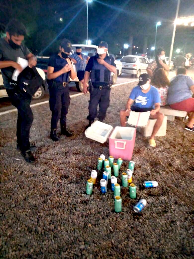 Vendía bebidas alcohólicas de manera ambulante y el municipio con la policía se las decomisó