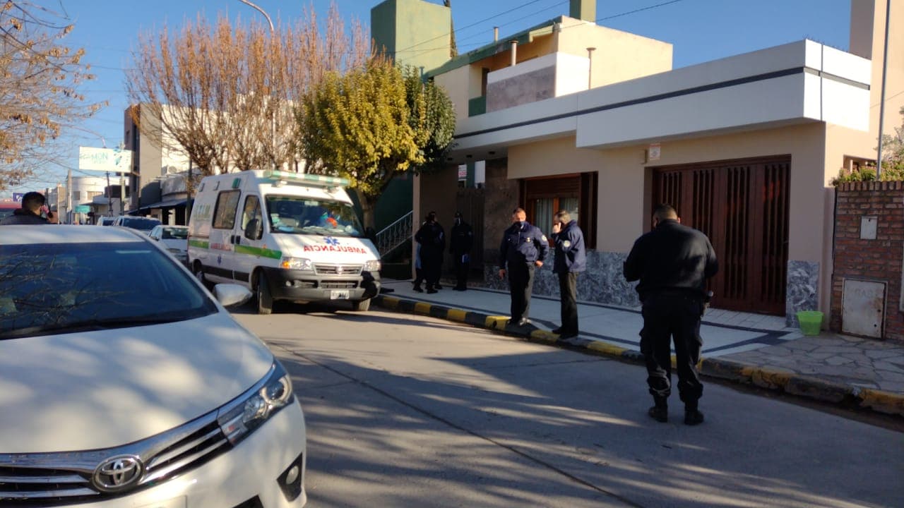Con armas de fuego robaron una casa en Viedma y se llevaron un auto, a los propietarios los dejaron atados