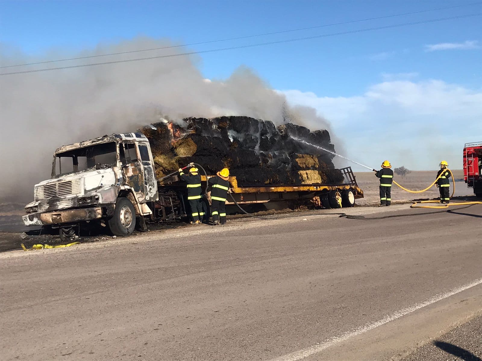 Se prendió fuego un camión cargado de fardos cerca de Stroeder