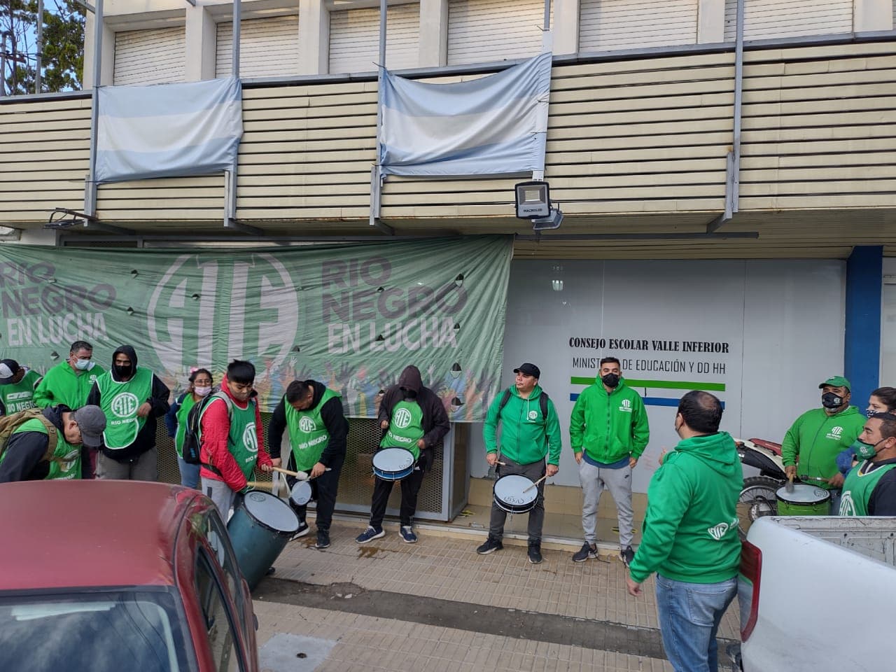 Reclamo y Protesta de ATE por errores en la liquidación de sueldos, pase a contrato y movilidad para porteros de escuela