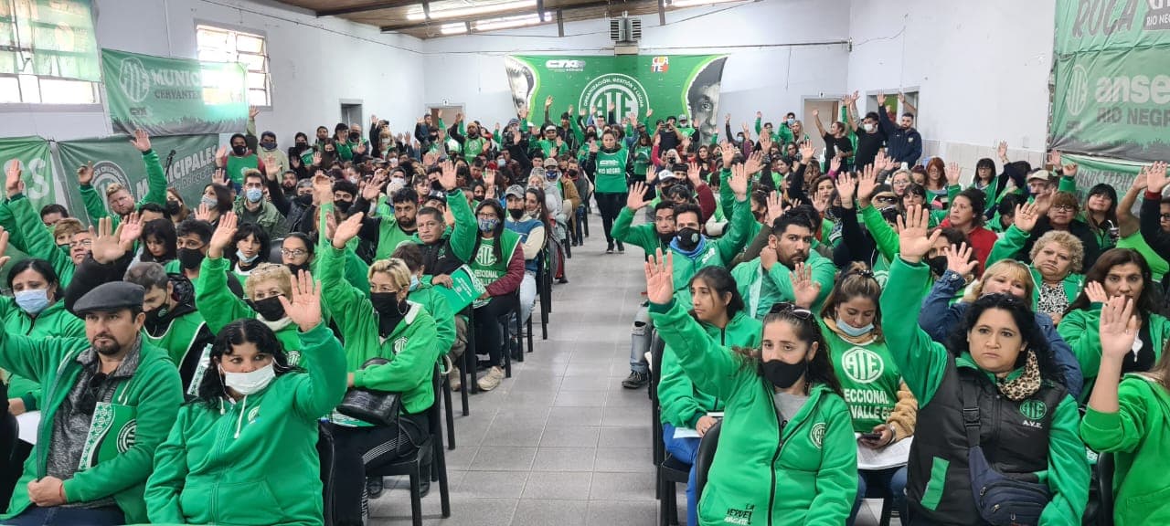 Con la votación de la mayoría, el gremio ATE aceptó el 24% de aumento