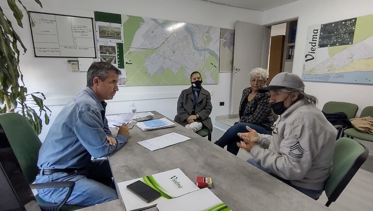 Un vecino junto a la Defensora de Viedma plantearon las dificultadas que tienen para desplazarse en la ciudad