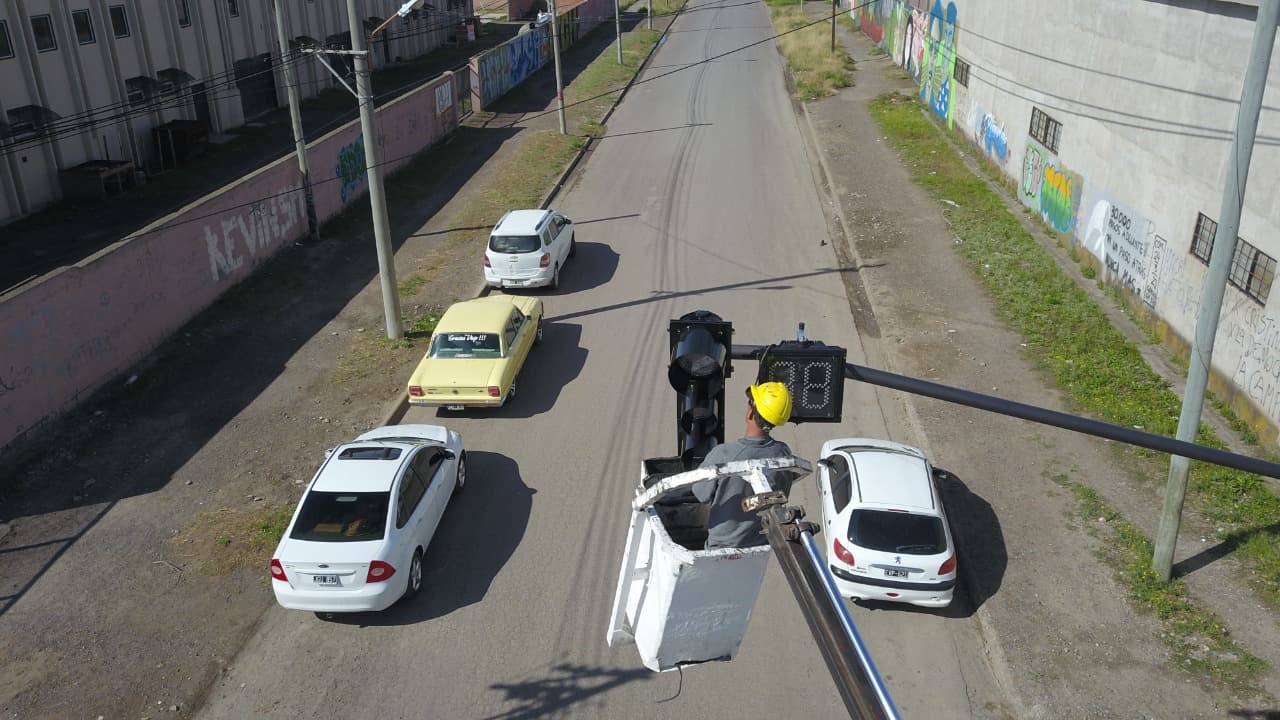 Colocan más semáforos en Viedma que estarán sincronizados con la denominada onda verde