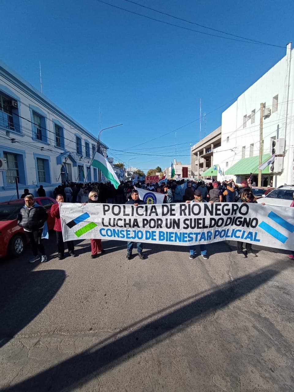 Hubo una importante marcha de policías con familiares y otros gremios, el ministerio de Seguridad y Justicia denunció a los que intentaron ingresar al edificio