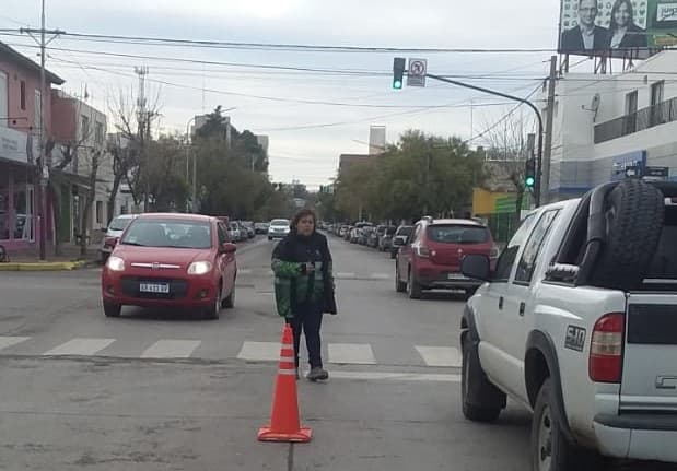 Inspectores municipales realizan controles del tránsito en 25 de Mayo y Caseros con los nuevos semáforos