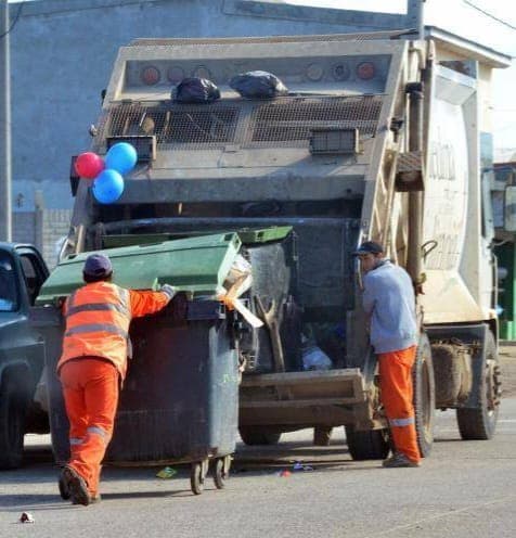 El conductor de un camión recolector no vio a su compañero y lo atropelló, está internado en el hospital Zatti