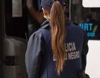 Le dieron de baja en la Policía por bajo rendimiento y era porque sufría violencia de género en su casa