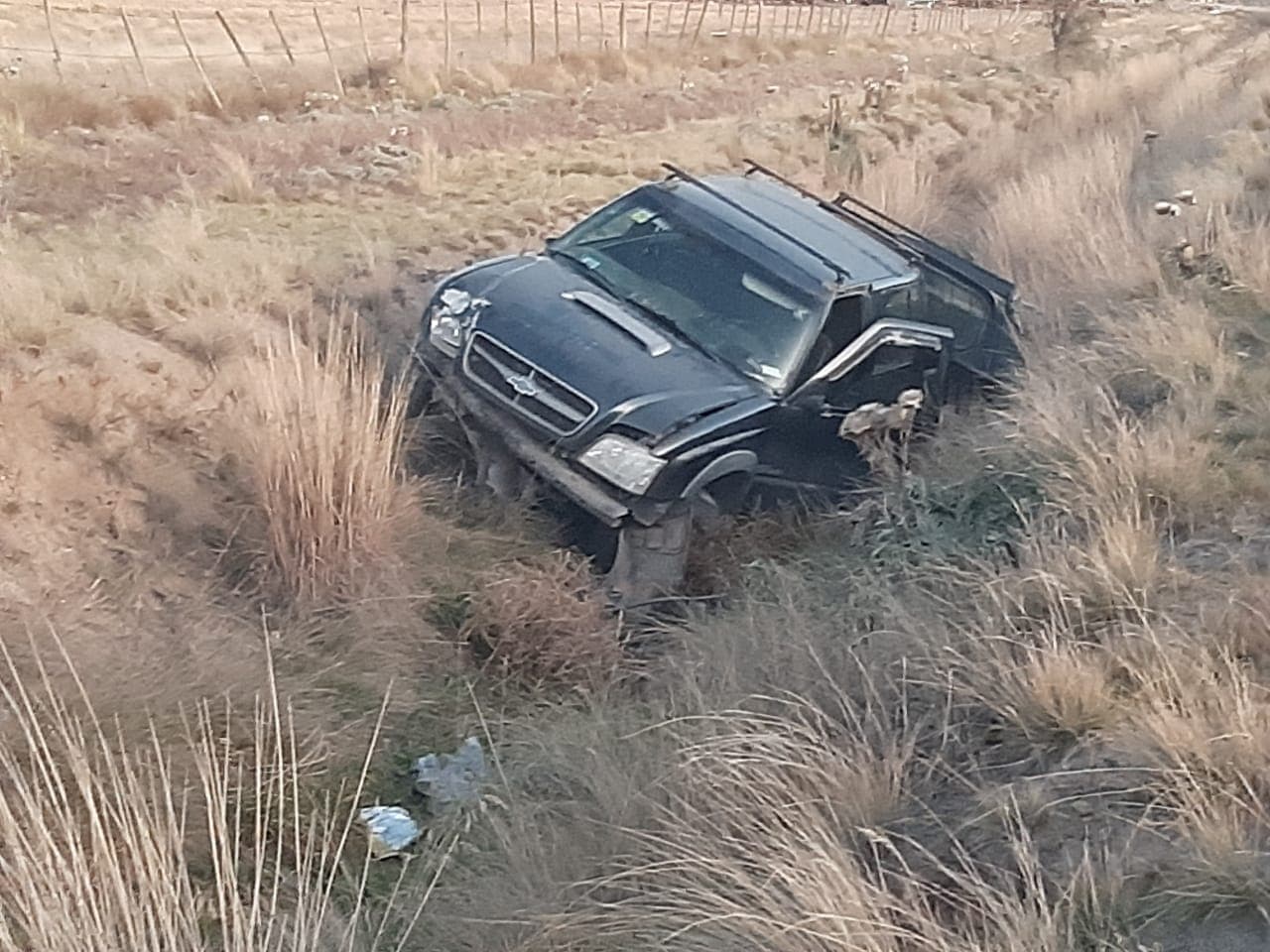 Una camioneta despistó y cayó a un canal de desagüe en Patagones