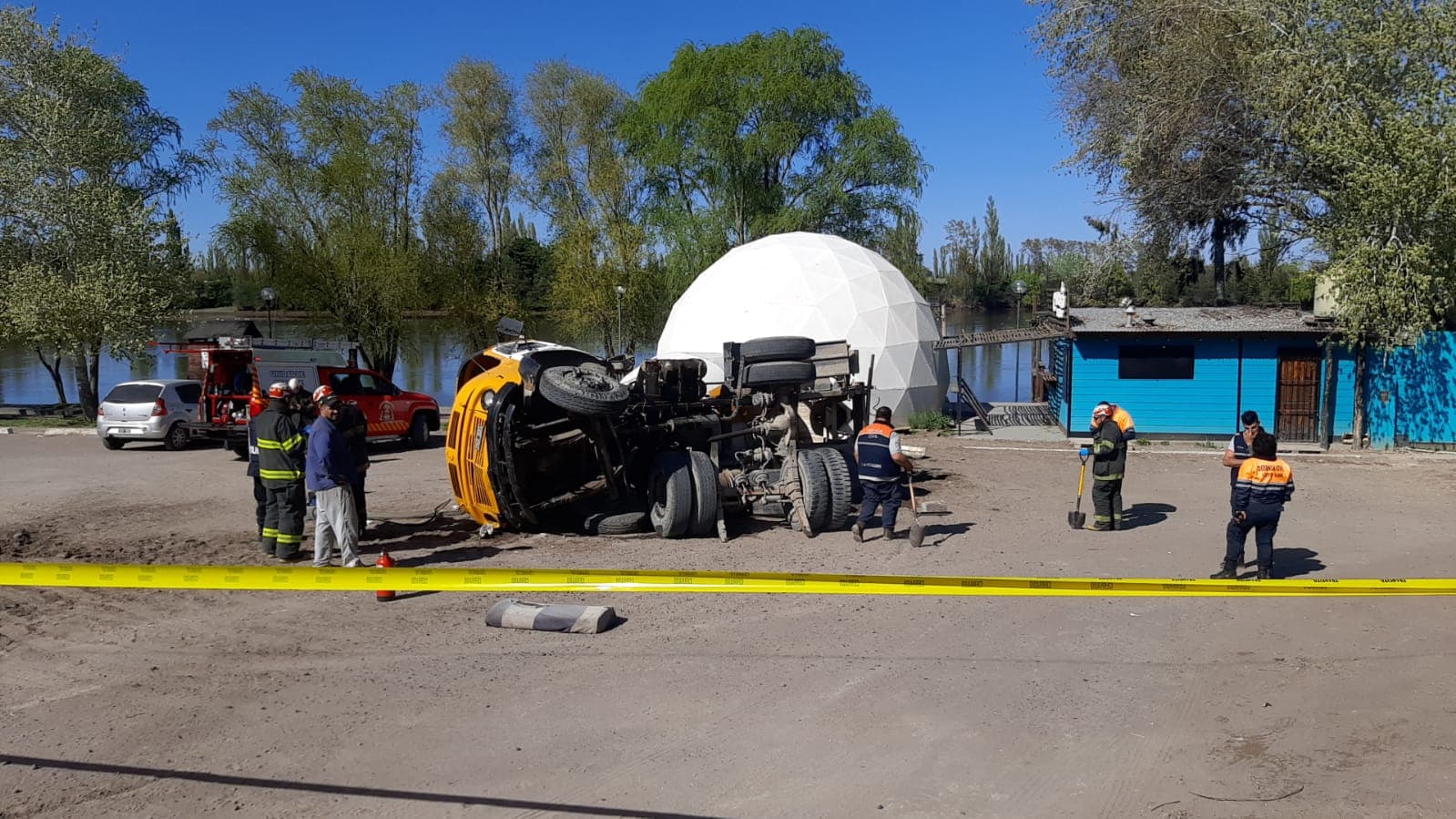 Volcó un camión en la bajada del Club Naútico Luis Piedra Buena en Patagones