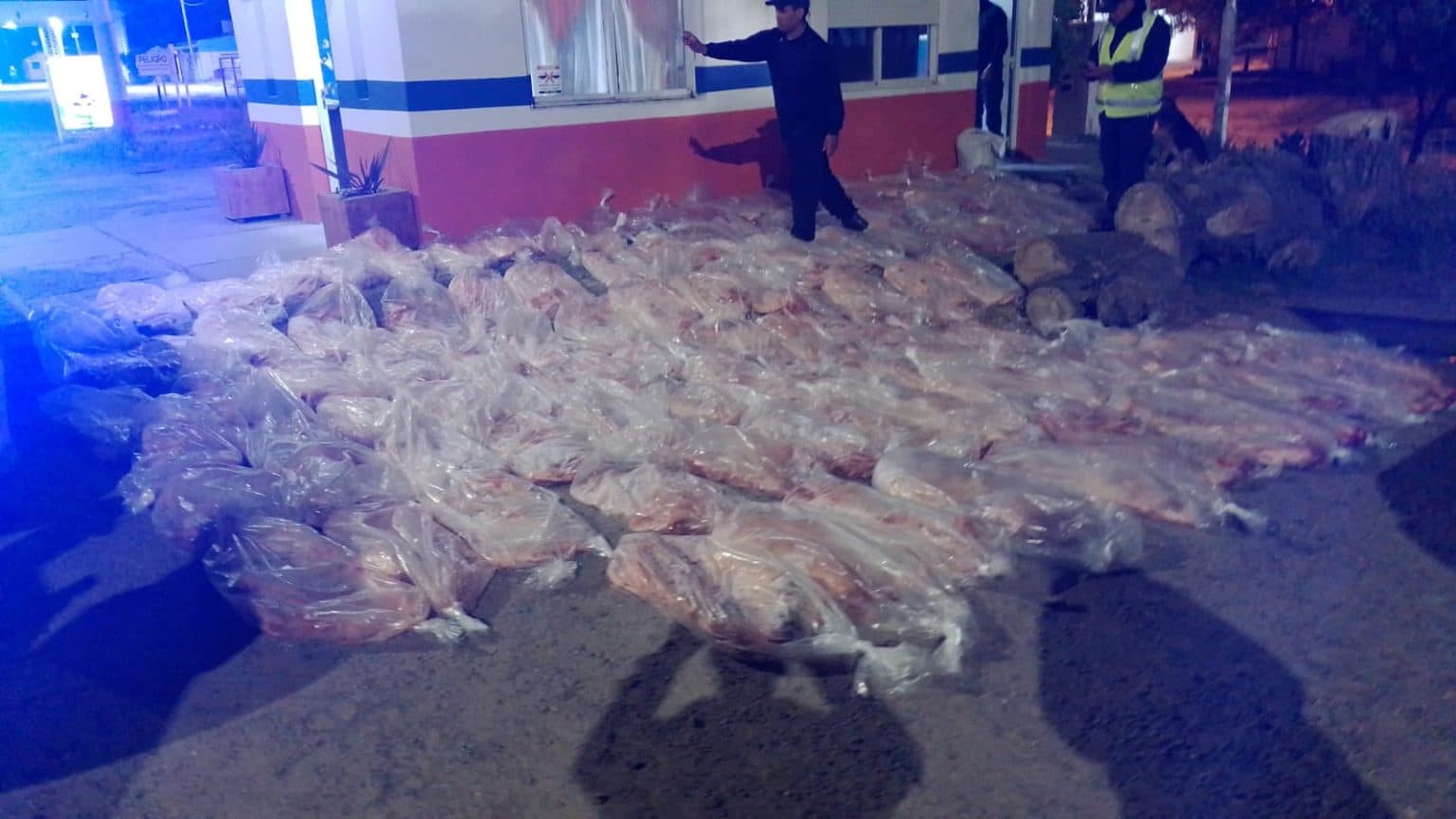 Más de 100 costillares fueron decomisados por la policía que eran trasladados en una camioneta