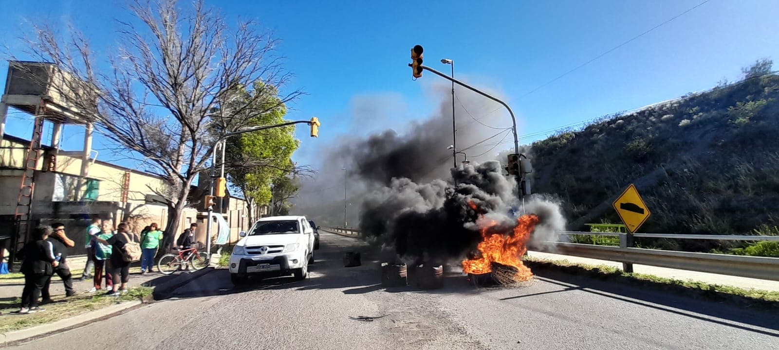 No hay circulación por los puentes que unen Viedma con Patagones por un corte de ATE