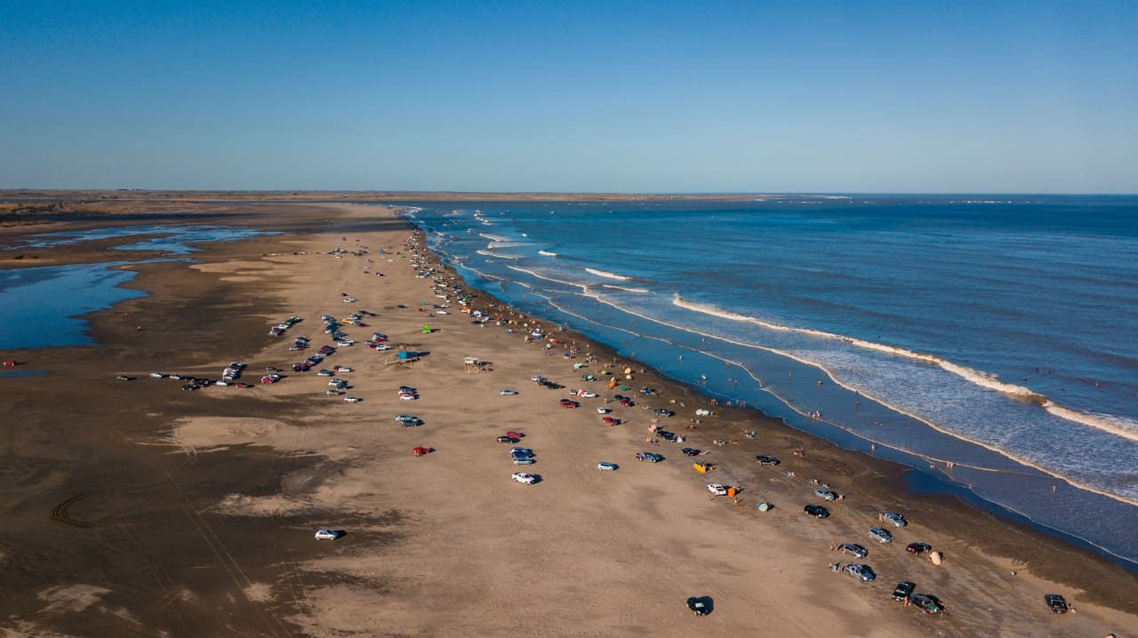 La municipalidad destacó los operativos de limpieza de la Fundación Inaun en las playas de El Cóndor