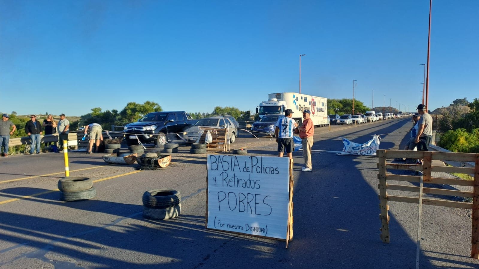 Corte al tránsito en el puente que une Viedma con Patagones por parte de los retirados de la Policía