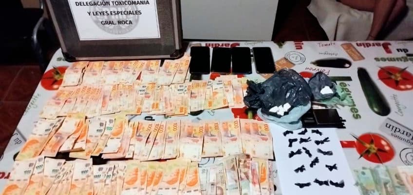 La policía detuvo a dos personas por venta de marihuana y cocaína