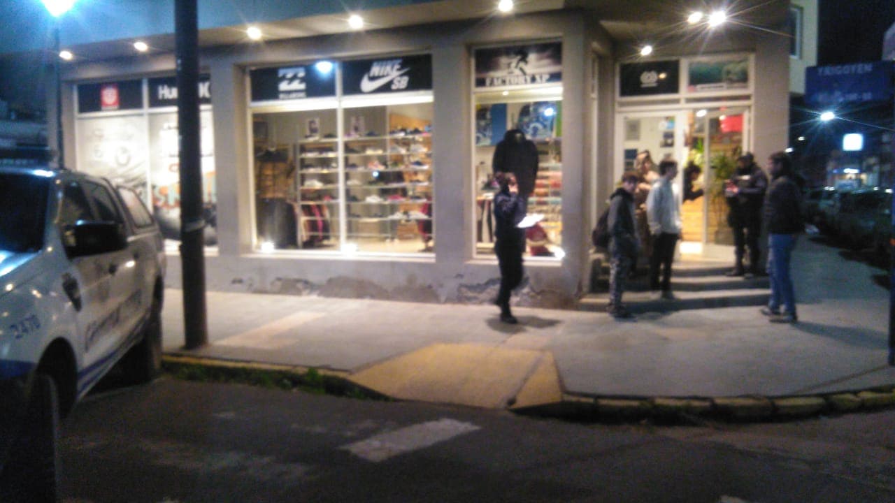 Robaron en una tienda de ropas ubicada en la esquina de la Manzana Histórica