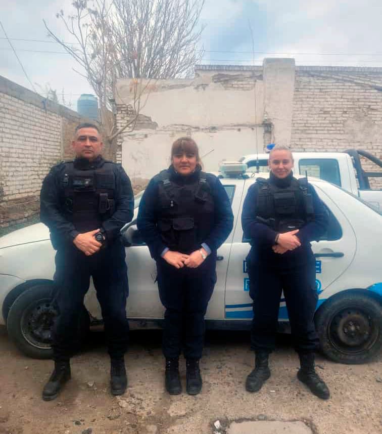 Un hombre se estaba ahogando con comida y el accionar rápido de la policía le salvó la vida