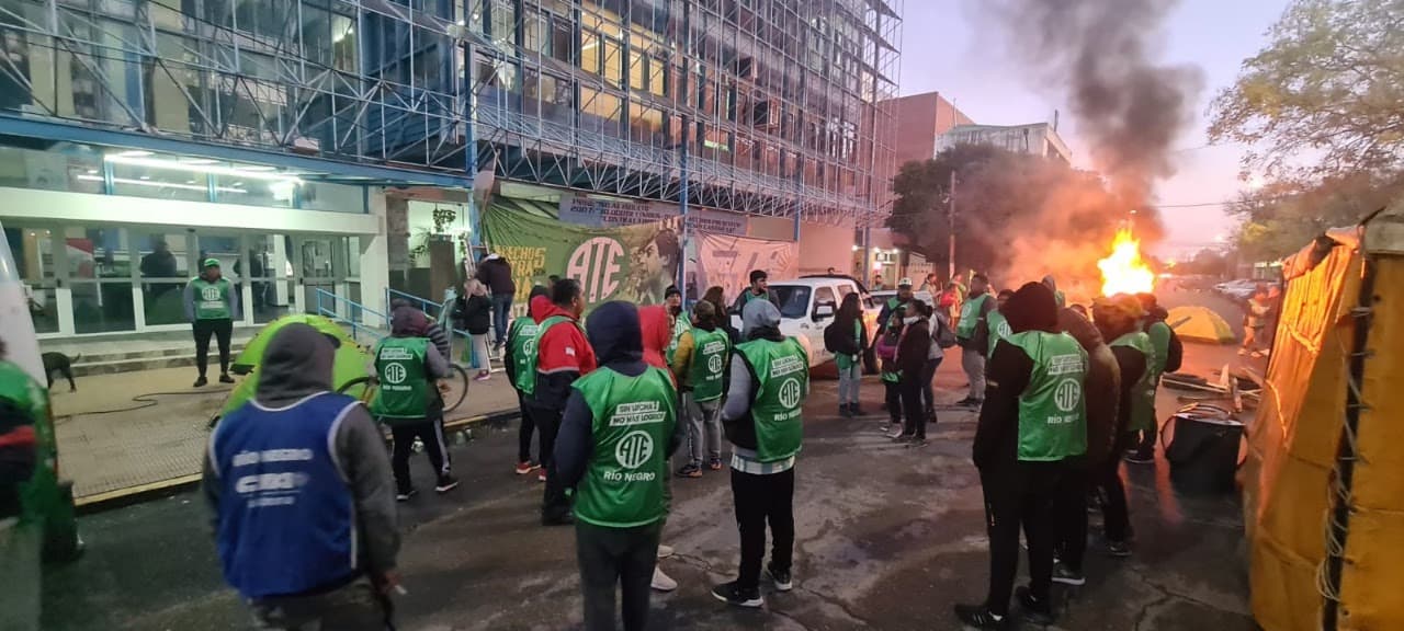 Los integrantes de ATE lanzaron una protesta en todos los hospitales de la provincia