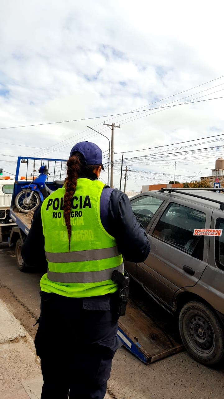 Seis motos y dos autos secuestró la policía en los operativos de tránsito en Viedma