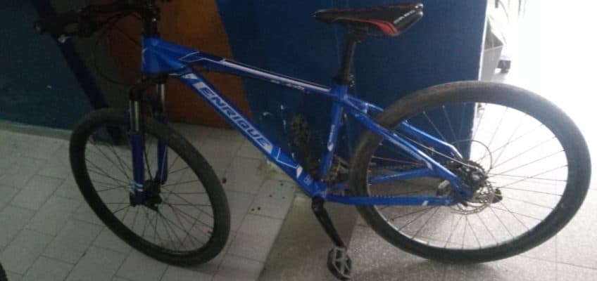 Detienen a un delincuente que intentó robarle la cartera a una mujer en una bicicleta robada