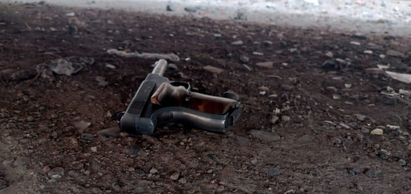 Tiene 14 años, con un arma intentó usurpar una vivienda, vio a la policía se escapó y fue detenido