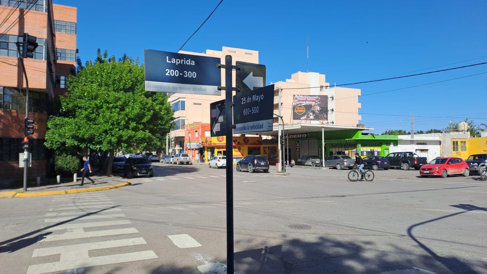 Un conductor fue condenado por doblar a la izquierda en una calle de Viedma de doble mano y embistió a una moto