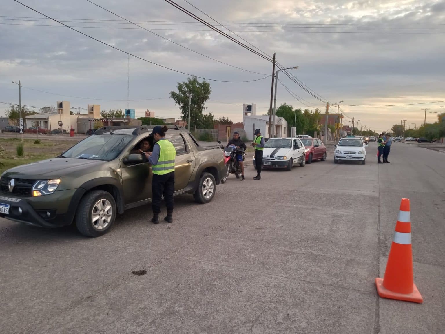 Se inspeccionaron unos 500 vehículos en Viedma y fueron secuestrados dos autos y cinco motos