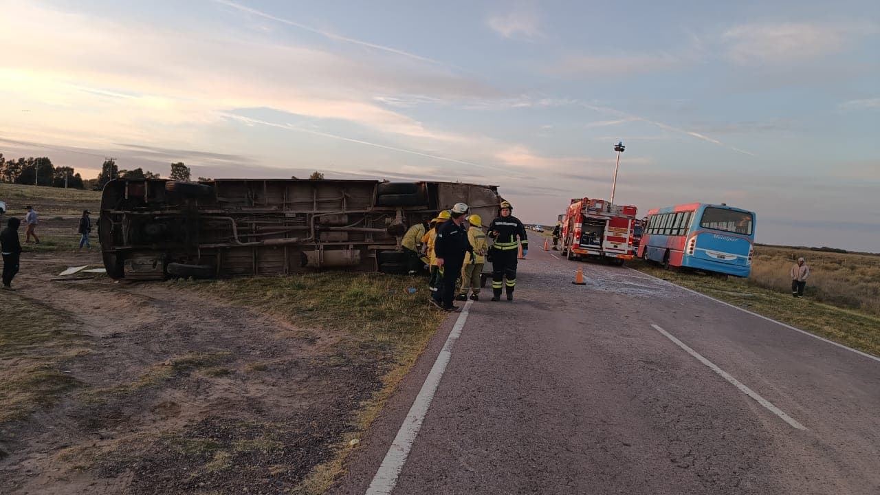 Cochan dos colectivos y uno quedó volcado en la ruta Nº3, trasladaban trabajadores de la cebolla