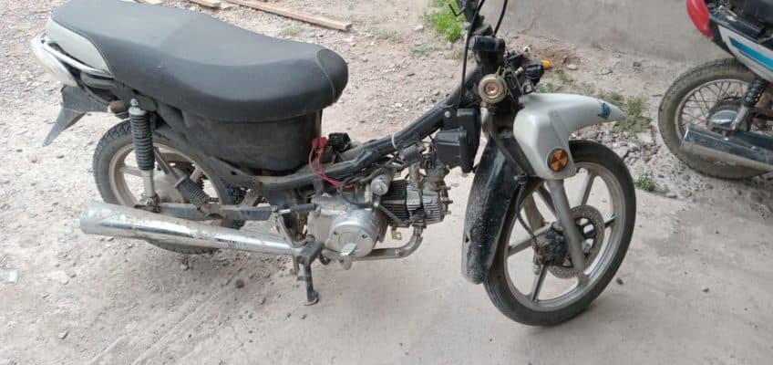 Andaban en moto, los paró la policía y la dejaron tirada porque era robada