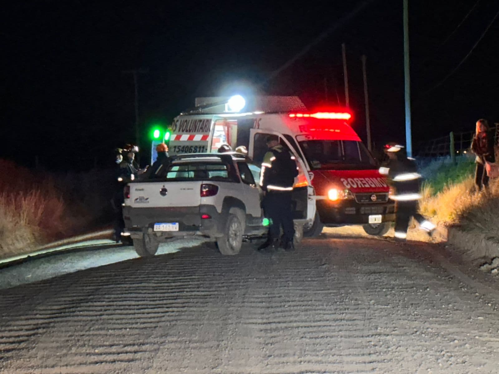 Despistó y terminó chocando con un poste en el ingreso de Stroeder y fue internada