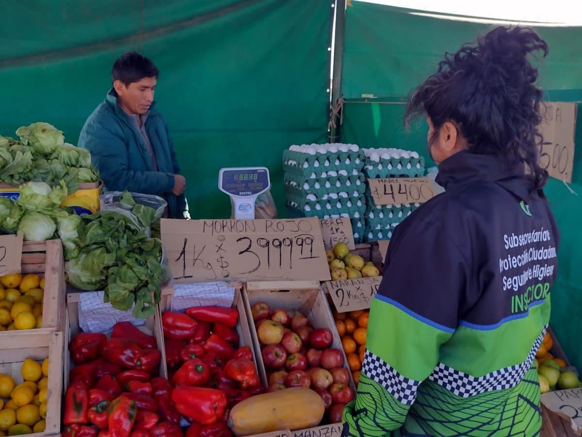Inspectores realizan control de balanzas en la Feria Municipal de Viedma