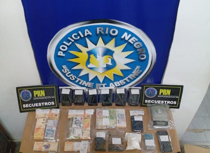Un llamado al 0800 drogas permitió que la Policía de Río Negro allane dos puntos de venta de drogas en Viedma