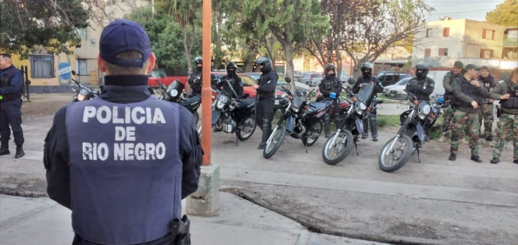 En los operativos policiales en Viedma secuestran varias motos y detienen a dos personas por lesiones, atentado y resistencia a la autoridad