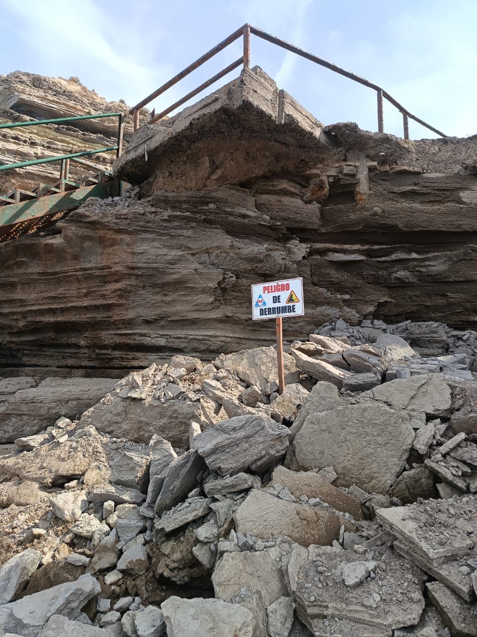 Prohíben bajar a la playa del Espigón por un derrumbe que debilitó la estructura de la escalera