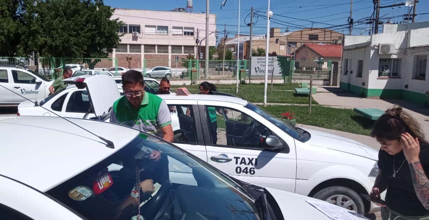 Realizan operativos de verificación de los taxis de Viedma para comprobar si están en condiciones