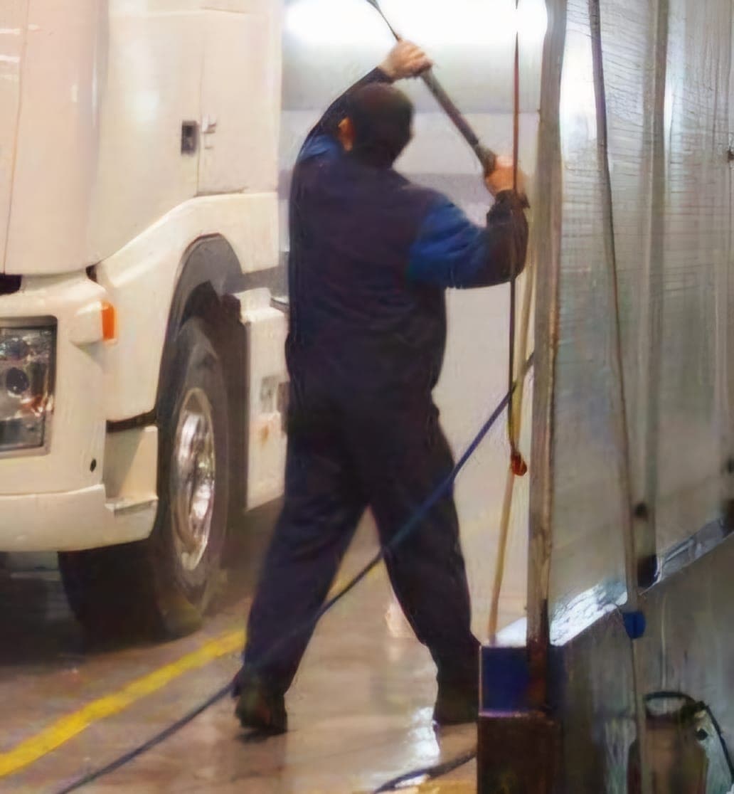 Condenan a una empresa de transporte que le cambió el horario laboral a un lavador de colectivos