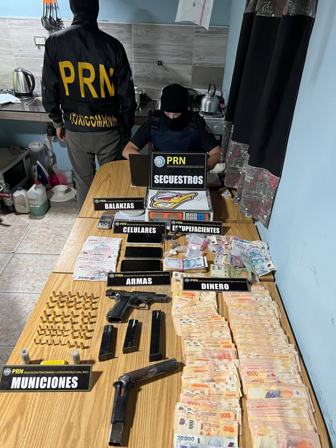 Un llamado al 0800 drogas permitió que la policía desmantele dos puntos de venta de droga en una ciudad de Rio Negro