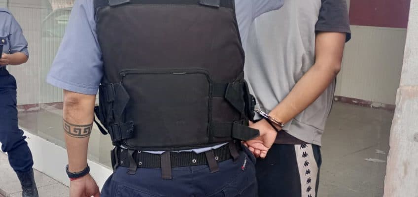 Robó en un comercio de Viedma lo persiguió un empleado y la policía lo detuvo