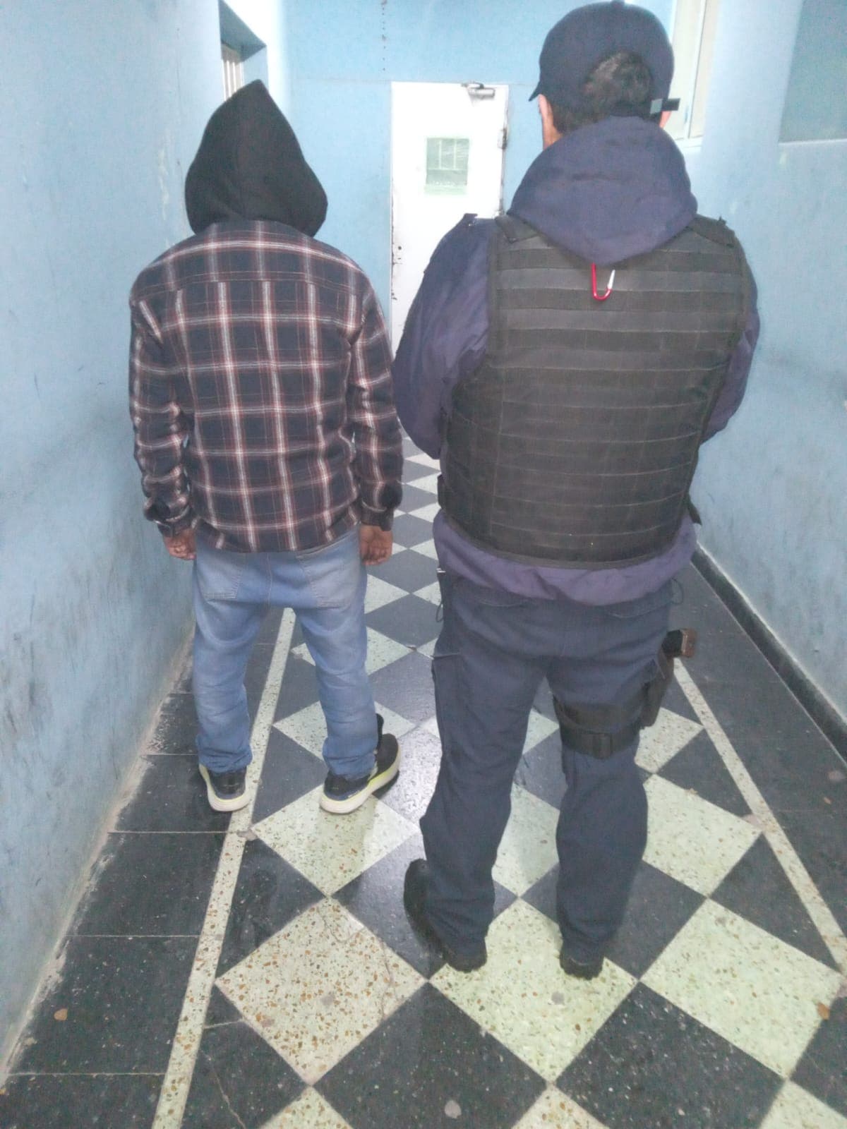 Rompió el vidrio de un auto en el supermercado La Anónima de calle Rivadavia en Viedma y fue detenido