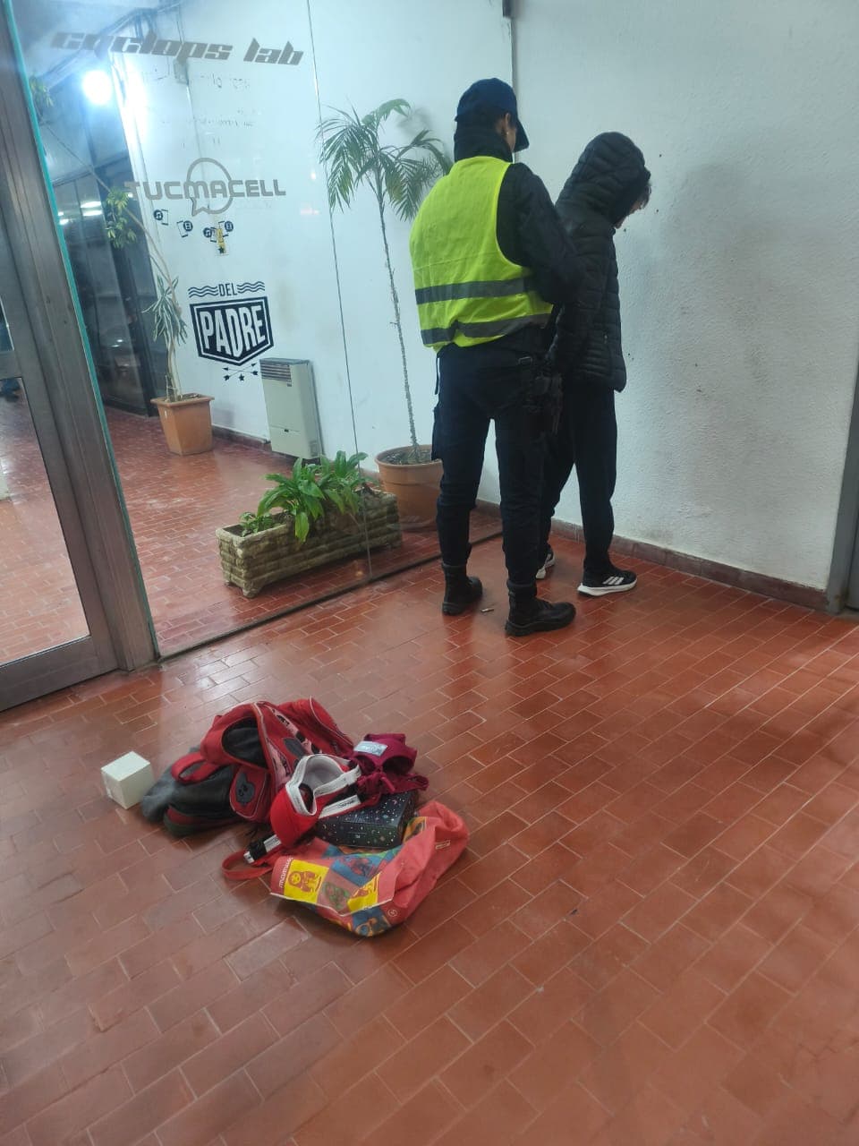 Detienen a una mujer por robar elementos de diferentes comercios céntricos en Viedma