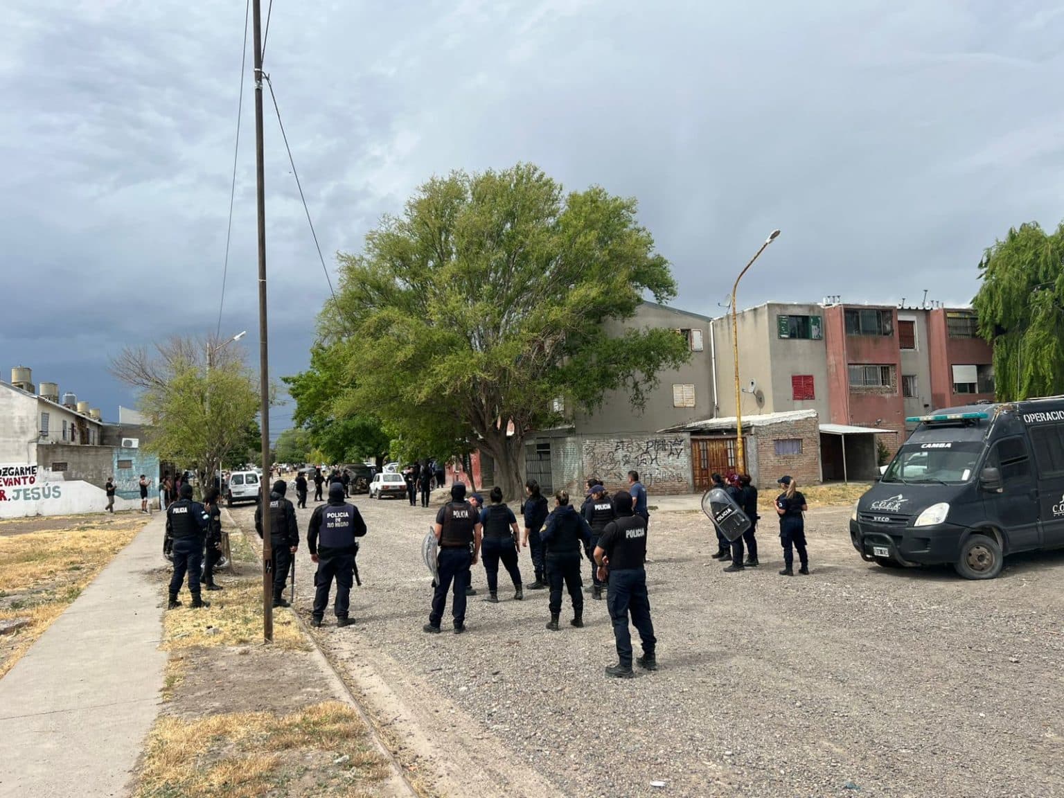 Fuerte operativo en el barrio Inalauquen de Viedma con dos detenidos